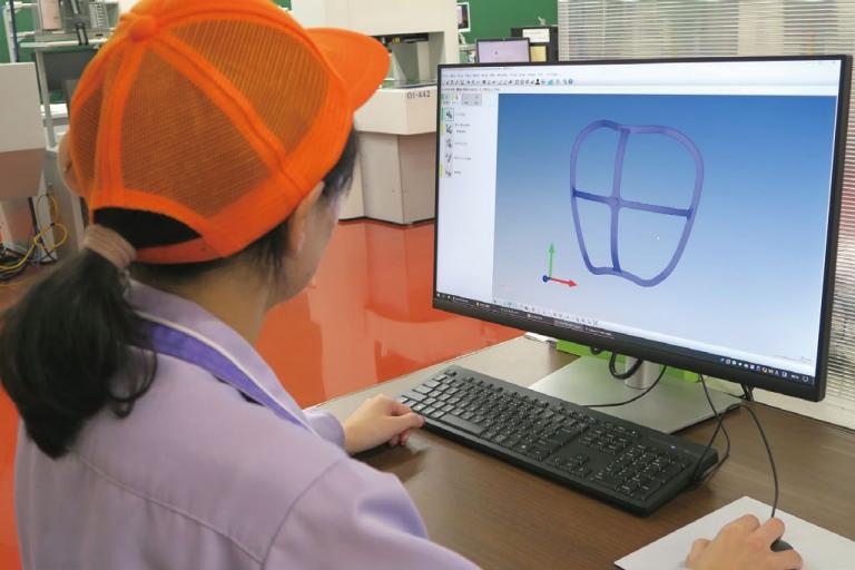 CALYPSOを活用して製品を確認している様子